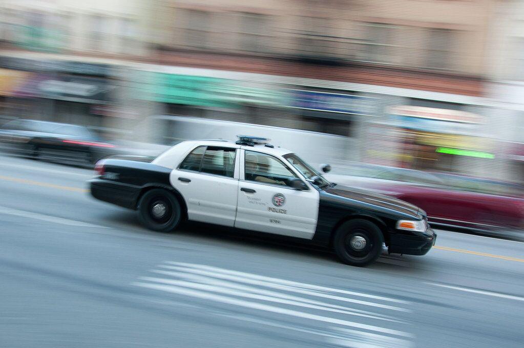 Два человека погибли шесть пострадали в результате стрельбы в Солт Лейк Сити США Согласно предварительной информации огонь был открыт на территории Дома собраний мормонов Инцидент произошел во время похорон Полиции пока не удалось задержать подозреваемого