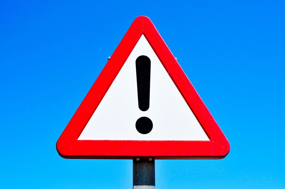 Стало известно кто из МСП сохранит в 2026 году право на льготный тариф взносов С 01 01 2026 применять пониженный тариф взносов 15 к выплатам работникам свыше 1 5 МРОТ смогут только МСП работающие в приоритетных отраслях Правительство РФ утвердило список видов деятельности дающих право на этот льготный тариф страховых взносов В счастливый список попали компании и ИП занимающиеся в частности растениеводством и животноводством производством пищевых продуктов напитков одежды мебели компьютеров Также право на пониженные тарифы сохранят МСП из сферы гостиничного бизнеса и туризма Напомним что новые условия для применения льготного тарифа такие   основной вид деятельности по ЕГРЮЛ ЕГРИП входит в утвержденный Правительством РФ спецперечень   доля доходов от этого льготного вида деятельности не менее 70 Продолжение читайте на нашем сайте