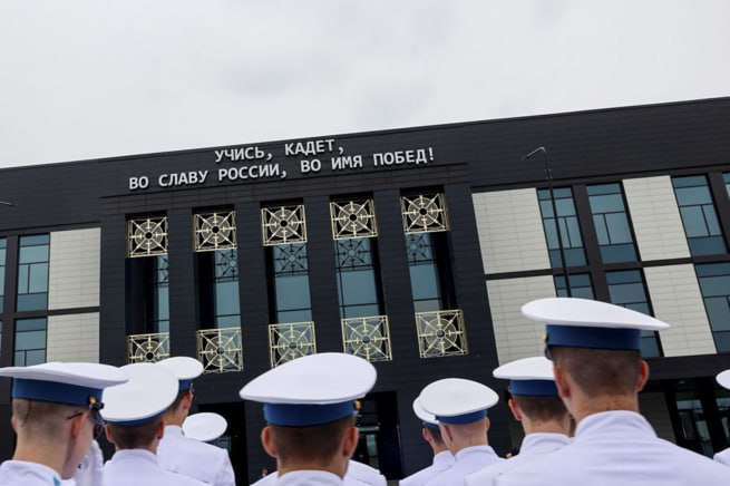 От парт к погонам как кузбасских школьников готовят к службе в силовых ведомствах Еще до начала специальной военной операции кузбасские власти активно продвигали идею обучения школьников под шефством силовых структур Открывались целые образовательные учреждения узкой специализации например губернаторская кадетская школа интернат МЧС и губернаторская кадетская школа интернат полиции В 2019 году в Кузбассе было построено Кемеровское президентское кадетское училище учредителем которого является Министерство обороны РФ В обычных общеобразовательных школах тоже работают профильные классы от силовых ведомств Их называют кадетскими Кадет это звание воспитанников кадетских корпусов на базе которых в обучении делается акцент на военно патриотическом воспитании и на подготовке к службе в разных федеральных ведомствах Но есть и не кадетские классы например от Юнармии или казачьи О них мы тоже поговорим Подписаться на VSE42 Ru