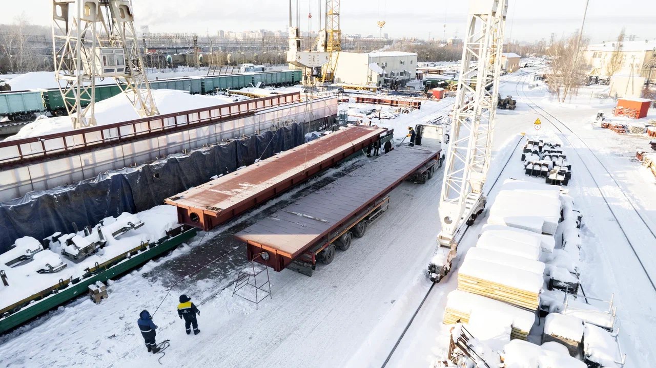 На стройплощадку ВСМ в Тверской области с производства в Тюмени отгружено 100 металлоконструкций для первого из двух временных рабочих мостов через реку Шошу Эти сооружения необходимы для устройства опор основного моста который станет одним из самых протяжённых 8 км на первой линии высокоскоростной магистрали Мост строит Нацпроектстрой Напомним в Новгородской области в 2025 году был заложен первый камень завода безбалластных плит для ВСМ Уже идут работы по устройству трассы