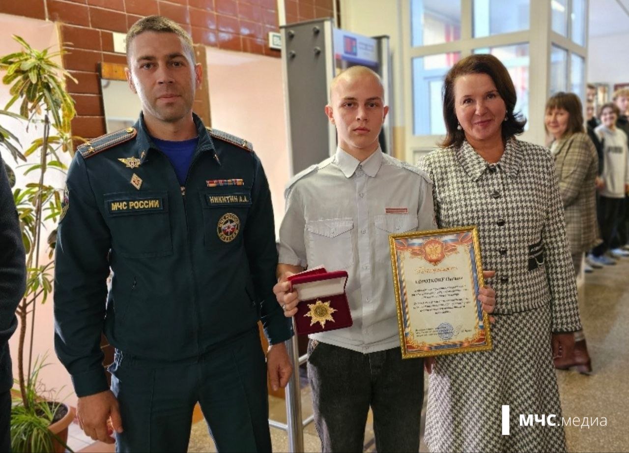 В середине октября во Владивостоке произошёл пожар в жилом доме. Дым в своём подъезде заметил 16-летний студент Колледжа машиностроения и транспорта Никита Коротков. Парень не растерялся. Во-первых, он сразу вызвал пожарных. А следом начал стучать в двери, оповещая жильцов.   Уже будучи на улице, Никита услышал крик женщины. Не теряя ни секунды, он бросился обратно в подъезд, чтобы вывести на улицу её и ребенка. К сожалению, после Никита сам оказался в больнице с отравлением продуктами горения.  На торжественном мероприятии в колледже, посвященном 101-летию его основания, за проявленные отвагу и спмоотверженность, Никите Короткову вручили благодарственное письмо от начальника ГУ МЧС России по Приморскому краю.    Ещё больше чудесных историй спасения читайте в газете "Спасатель МЧС России"!    МЧС.Медиа     МЧС.Медиа     МЧС.Медиа