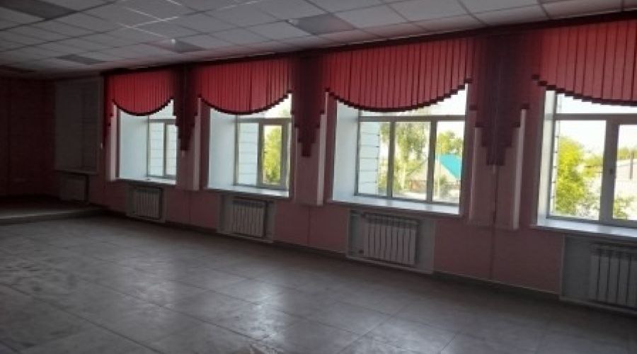 48 школ Алтайского края могут не открыть двери к 1 сентября из-за ремонта  В Алтайском крае активно идет оценка готовности образовательных учреждений к новому учебному году. Комиссиям предстоит проверить более 1200 образовательных организаций, сообщили в Минобрнауки региона. Однако уже сейчас известно, что ученики 48 школ могут начать занятия в других помещениях, поскольку в зданиях СОШ сейчас еще идут ремонты.  Как рассказали в министерстве, подготовка к новому учебному году включает в себя комплекс мероприятий: укомплектование педагогическими кадрами, косметический ремонт помещений, проверка школьного транспорта и согласование школьных маршрутов. Ежегодно перед началом учебного года все образовательные организации проходят приемку межведомственных комиссий. Она совместно с представителями общественности оценивает соблюдение санитарных требований и норм, уровень антитеррористической безопасности, состояние дорожной сети и прилегающей территории, доступность строения, исправность электрооборудования, укомплектованность кадрами.    Банкфакс