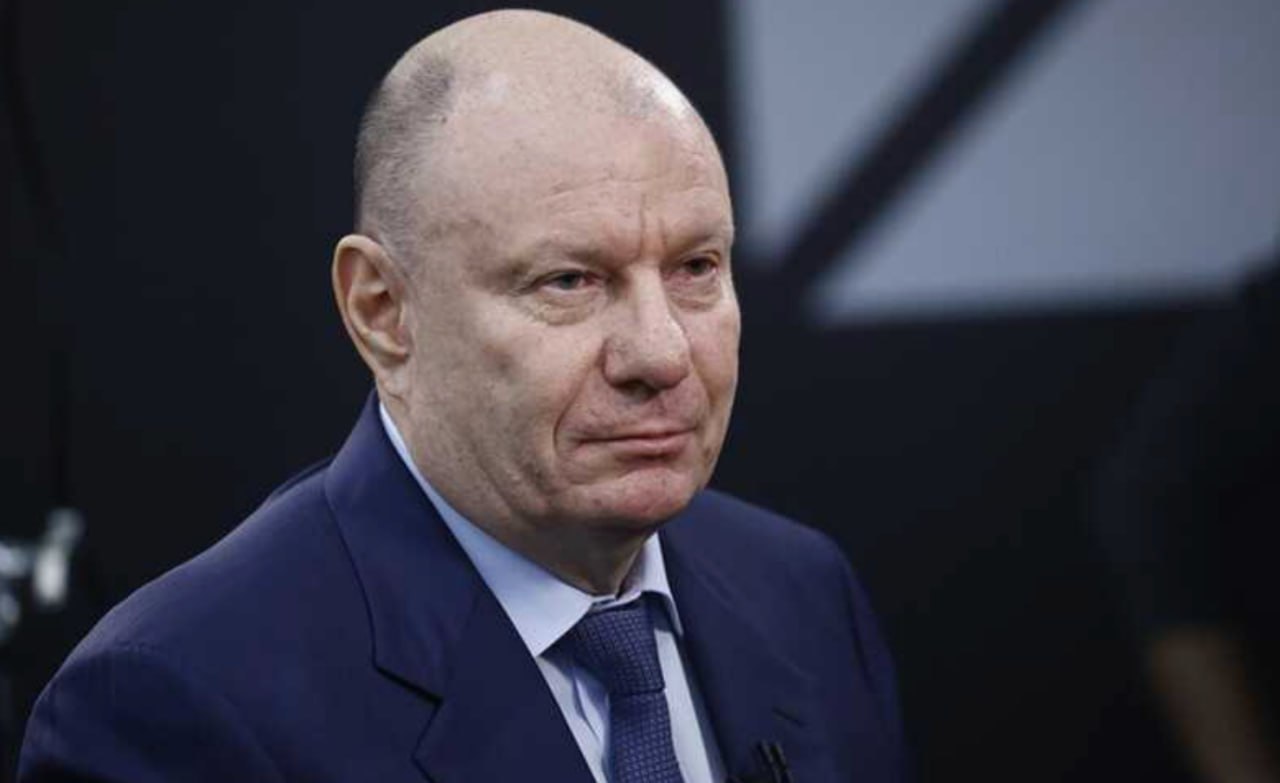 Норникель уже закладывает на 2026 год положительный денежный поток для выплаты дивидендов заявил Владимир Потанин gmkn В ближайшее время я думаю что мы уже сможем перейти и к выплате дивидендов конечно не таких больших как были раньше По итогам 2025 года я не уверен что они будут Мы сейчас конечно посмотрим еще итоги года но в 2026 году мы уже закладываем положительный финансовый поток для выплаты дивидендов указал он