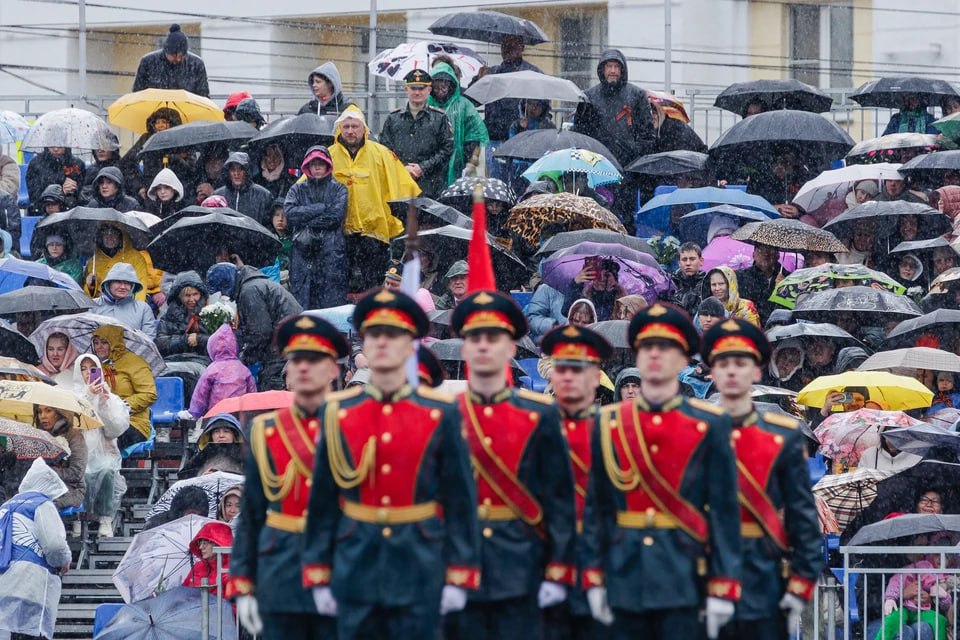 В Челябинской области в выходные пройдут грозы с градом В Челябинской области в предстоящие выходные возможны дожди и грозы. Осадки начнутся уже в ночь на 8 мая. Сильнее всего они будут на юге региона. Местами загремят грозы и может даже посыпаться град. Температура ночью опустится до +4 в горных и низинных районах, а днем будет +14, +19. На 9 мая также прогнозируют дожди и грозы. Правда, уже без града. Ночью будет +5, +10, а в светлое время суток +17, +22. Дожди продолжатся и в субботу 10 мая. Грозы к этому времени прекратятся, но станет чуть прохладней: всего +12, +17 днем.