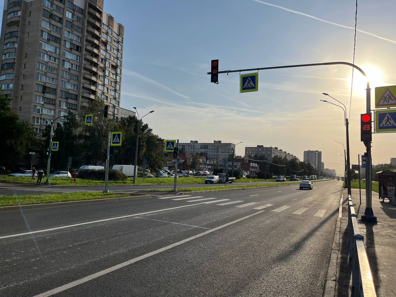 В Калининском, Невском, Красногвардейском и Московском районах Петербурга подключены новые светофорные объекты  Регулировщики начали работать на:  пересечении Политехнической ул. с ул. Шателена и ул. Хлопина,  пересечении Ржевской ул. и ул. Красина,   ул. Коллонтай у д. 45,   Кубинской ул. у д. 69-70.    Дороги по этим адресам ежедневно пересекают сотни пешеходов по направлению к социально-значимым объектам, в том числе образовательным и медицинским учреждениям, а также к остановкам общественного транспорта и станциям метро.   Светофорные объекты позволяют разграничить транспортные и пешеходные потоки на улично-дорожной сети и делают путь для жителей и гостей города еще безопаснее.   Все новые светофорные объекты уже подключены к Центру управления дорожным движением и Автоматизированной системе управления дорожным движением, что позволяет оперативно отслеживать работу объектов и при необходимости менять режим работы, исходя из реальной ситуации на дороге.   Новые светофорные объекты были построены в рамках Адресной программы на 2024 год, которая в настоящее время реализована более чем наполовину. Из 49 адресов, запланированных на текущий год, новыми регулировщиками уже оснащены участки по 31 адресу. Из них 24 светофорных объекта уже подключены.