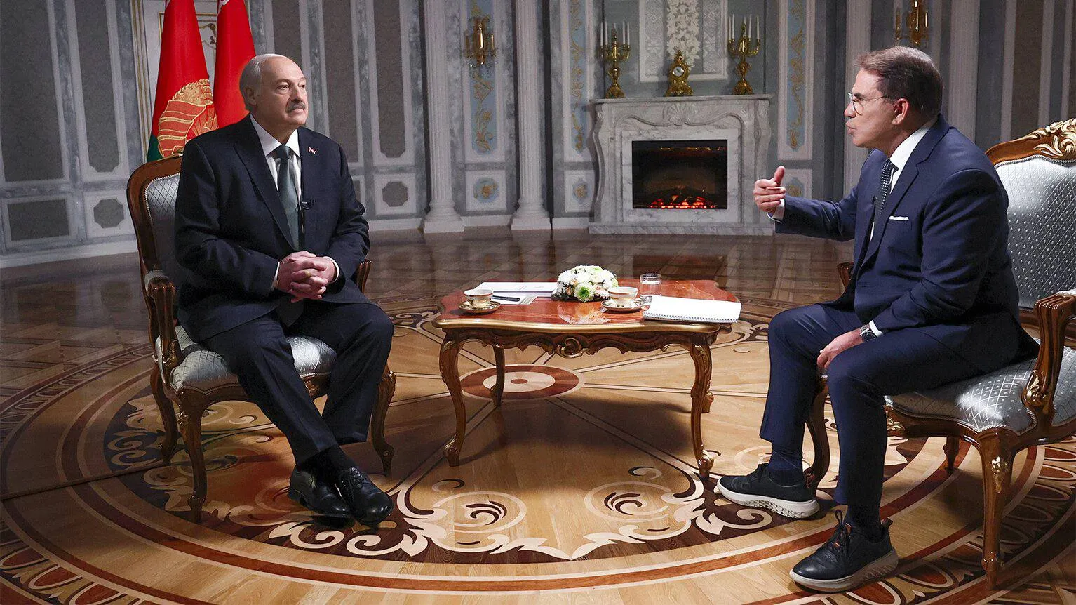 Президент Беларуси Александр Лукашенко дал интервью телеканалу RT Интервьюером выступил ведущий RT автор программы Эффект Санчеса Ричард Рик Санчес Интервью продолжалось почти два часа В числе тем которые обсуждались подготовка большой сделки Беларуси и США ее возможные условия особый путь США к возобновлению сотрудничества с Россией через Беларусь а также возможность встречи Александра Лукашенко и Дональда Трампа Речь шла и о геополитической обстановке в мире ситуации в отдельных странах в том числе о конфликте на Ближнем Востоке Президент Беларуси рассказал что показала всему миру война США и Израиля против Ирана Вопросы касались также отношений Беларуси со странами Евросоюза в особенности с соседними государствами и дружеских отношений Александра Лукашенко с мировыми лидерами вопреки пожеланиям отдельных западных политиков