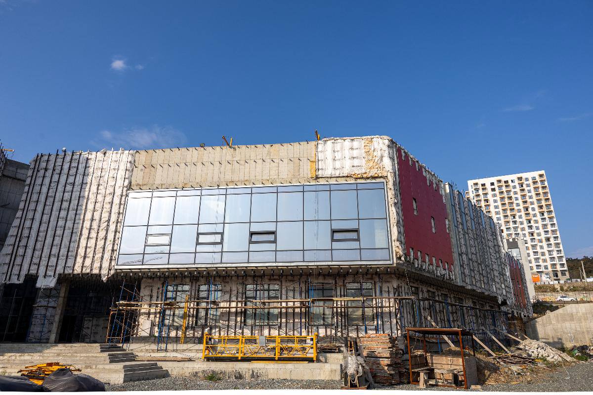 Школу на Патрокле достроит другой подрядчик действующий контракт будет расторгнут Такое решение принято в связи с тем что подрядная организация ГК Альянс не исполняет установленные обязательства систематически нарушая сроки выполнения работ Представители компании добивались через суд увеличения сроков и стоимости строительства объекта Арбитражный суд Приморского края принял решение отказать в удовлетворении этих требований Организации ГК Альянс были выставлены штрафы в общем размере более 600 миллионов рублей В апреле этого года будет проведен новый аукцион по поиску подрядчика которому предстоит скорректировать проектную документацию и достроить школу