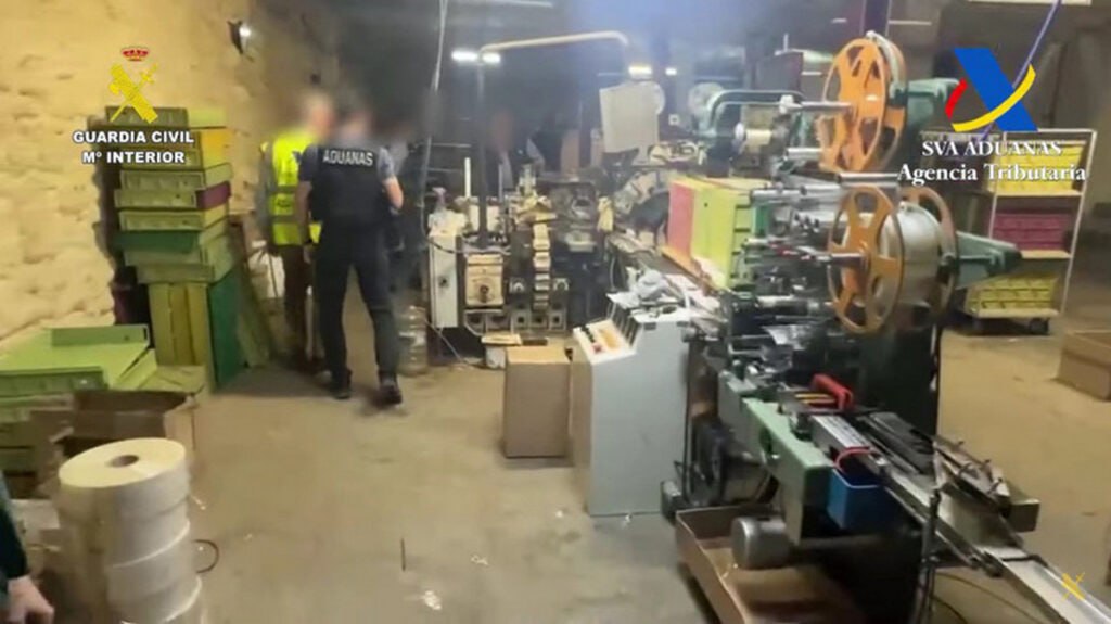 В Испании из трудового рабства освободили граждан Беларуси На фабриках в ужасных условиях удерживали 18 человек, в том числе белорусов. Им обещали работу на стройке с зарплатой €3000. Вместо этого — подпольная табачная фабрика, камеры без окон и по 12 часов каторжного труда. На фабрике производилось 8 миллионов сигарет в день. Кто стоял за схемой? Как заманивали жертв через соцсети? И почему испанская полиция была в шоке от масштабов? Читать материал полностью Подпишись — Минская правда MLYN.by