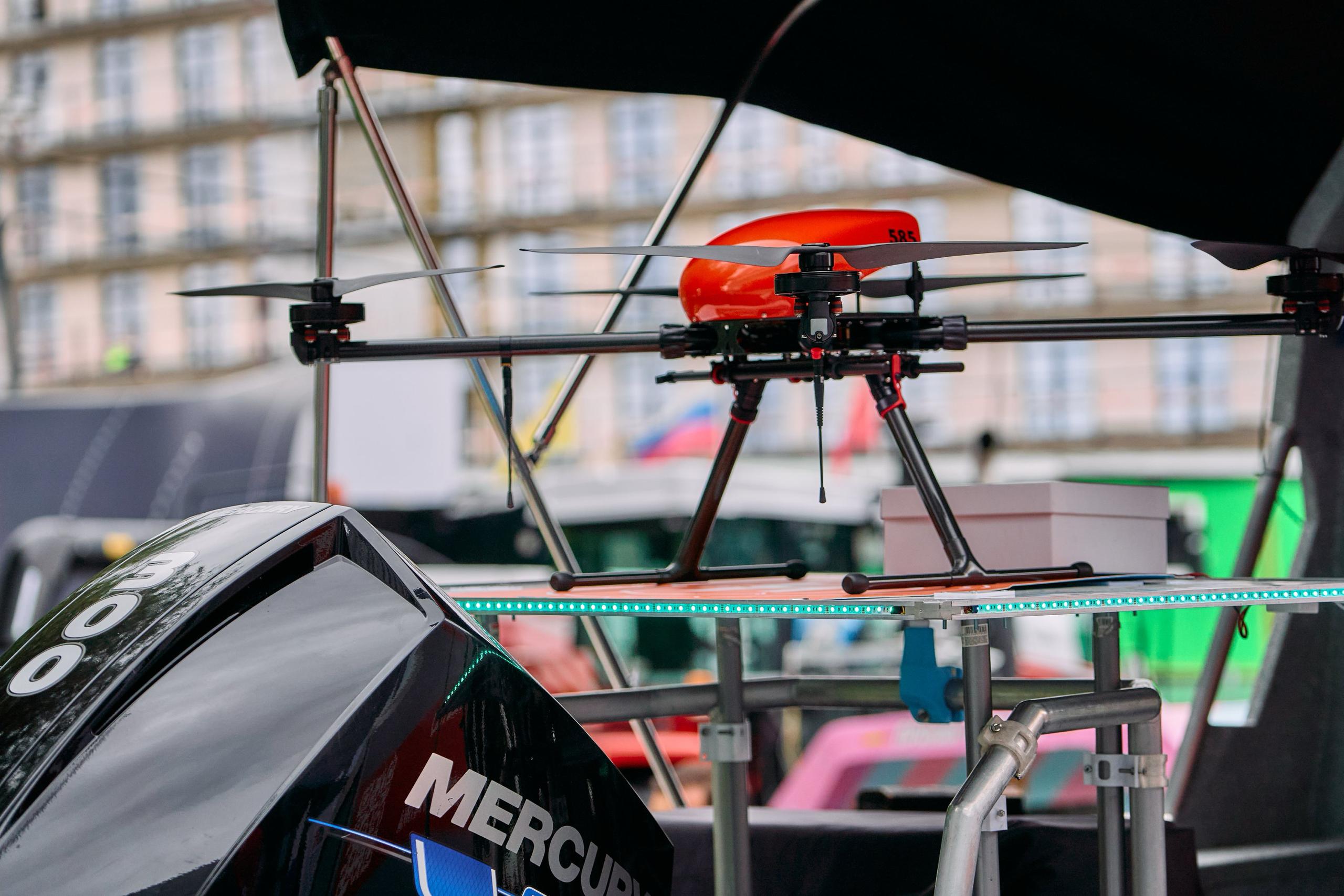 РУТ и ИПУ РАН разрабатывают систему автоматической посадки дронов на автономные катера   Продолжаем рассказывать о стратегических технологических проектах университетов Стратегический технологический проект РУТ Интеллектуальные транспортные системы и автономные транспортные средства направлен на создание и внедрение передовых технологий обеспечивающих безопасность и эффективность транспортных систем включая высокоавтоматизированные и автономные транспортные средства Научно исследовательский институт транспорта Российского университета транспорта совместно с Институтом проблем управления им В А Трапезникова РАН разрабатывают уникальную систему автоматического взлета и посадки беспилотных летательных аппаратов БПЛА на маломерные автономные суда МАС В рамках проекта Создание технических решений для систем навигации управления и связи БПЛА разрабатывается решение позволяющее дронам безопасно садиться на ограниченную палубу катера в условиях качки и выполнять совместные миссии без участия оператора Разработка призвана преодолеть ключевое ограничение современных автономных судов недостаток средств воздушной разведки   Создается адаптивная система которая компенсирует дрейф вибрацию и движение судна обеспечивая полностью автоматический цикл взлета посадки и обслуживания БПЛА Основными инновациями проекта станут интеграция навигационных контуров судна и дрона разработка алгоритмов совместного планирования миссий создание цифровой модели палубного дронопорта Система решит проблему ручного управления посадкой и позволит выполнять длительные автономные операции по мониторингу инспекции и поисково спасательным работам Уже проведены натурные испытания прототипа системы на маломерном автономном судне Наш проект решает задачу которая до сих пор оставалась технологическим вызовом создание полностью автономного контура судно воздух Мы разрабатываем не отдельный компонент а целостную экосистему в которой малое автономное судно МАС и БПЛА становятся единым операционным звеном комментирует руководитель проекта проректор Российского университета транспорта Яков Далингер Будьте в курсе новостей Университетов РФ