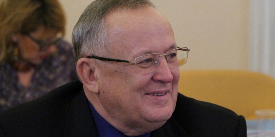 В Саратовской области после скандала закрывают Центр развития агломерации Экс губернатора Аяцкова лишили места для кормления Центр развития агломерации и индустриальных парков Саратовский области которым руководит бывший губернатор Дмитрий Аяцков ликвидируется постановлением губернатора Романа Бусаргина Об этом стало известно Четвертой Власти Таким образом губернатор Роман Бусаргин отреагировал на призыв к нему депутатов облдумы которые просили его принять решение либо уволить директора либо ликвидировать это госучреждение из за профанации ее деятельности В думе дважды собиралось специальное совещание по деятельности Центра развития агломерации где рассматривали вопрос об эффективности и полезности работы этого госучреждения Центр создан в 2022 году Изначально цели и задачи его деятельности были сформулированы очень расплывчато поэтому по сути учреждение занималось перекладыванием бумажек со стола на стол Единственным проявлением работы учреждения стал ежедневный мониторинг новостей по реализации проектов Зеленая агломерация Транспортная доступность Перезагрузка индустрии и Привлекательная среда По мнению многих журналистов с этой несложной работой мог справиться один человек в министерстве инвестиционной политики Держать ради этого организацию со штатом в семь сотрудников и бюджетом более 12 млн рублей по мнению областных депутатов нецелесообразно Сомнения в экономической эффективности данной модели работы учреждения после поручения областной думы подтвердила и Счетная палата Аудиторы выяснили что за два года работы Центр получил 26 млн рублей 12 49 млн в 2023 году и 13 48 млн в 2024 году Большая часть этих денег ушла на зарплаты коллективу из семи человек 11 1 млн 88 в 2023 году 11 7 86 в 2024 году В текущем году эта доля уже выросла до 90 Из них треть потратили на выплаты директору Аяцкову который получает более 250 тысяч рублей в месяц Дмитрий Аяцков пытался оправдаться говоря что он лично много сделал для привлечения инвесторов При этом записывал себе в заслуги успехи председателя Госдумы Вячеслава Володина и губернатора Романа Бусаргина Разумеется ему не поверили а бездумные траты бюджетных денег не могли не возмутить депутатов Члены фракции Единая Россия Вадим Рогожин и Роман Грибов неоднократно поднимали вопрос о ликвидации учреждения которое как будто было создано для кормления экс губернатора Аяцкова Свое мнение высказал и председатель регионального парламента Алексей Антонов который прямо назвал Центр нарывом на теле министерства инвестиционной политики И губернатор депутатов услышал Центр развития агломерации и индустриальных парков Саратовский области будет вскоре ликвидирован Кому передадут его функции точно не известно Возможно этим займется профильное министерство инвестиционной политики