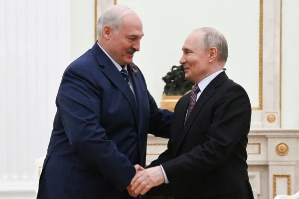 Лукашенко между Минском и Москвой нет серьёзных споров в сотрудничестве Об этом президент Белоруссии заявил в Кремле на встрече с Владимиром Путиным Он обратил внимание что на постсоветском пространстве по объёму взаимной торговли республика выступает основным партнёром России При таких огромных объёмах под 60 миллиардов долларов уже считайте конечно есть всегда будут какие то проблемы Но мы как то прилично живём вот эти годы У нас никогда не было каких то серьёзных споров Один два вопроса которые мы обсуждаем и поручаем правительствам разрулить их отметил Александр Лукашенко Подписаться на Говорит Москва Telegram VK МАКС