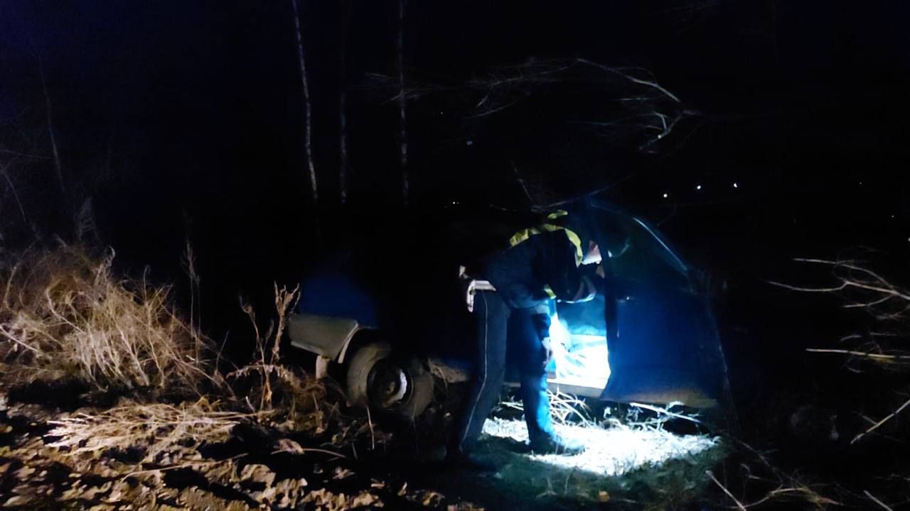 В Екатеринбурге водитель умер за рулем авто. Машина влетела в дерево. Трагедия случилась сегодня около 17:10 вблизи СНТ «Поле чудес».  По предварительной информации от автоинспекторов, за рулем легковушки «Иж» сидел 73-летний мужчина. Он ехал по грунтовой дороге и не справился с управлением, машина вылетела за пределы проезжей части.   Врачи выяснили, что мужчина умер до случившейся аварии.   — Прибывшие на место ДТП медики констатировали смерть водителя, которая наступила, предварительно, до момента автомобильной аварии из-за плохого самочувствия, — передали в ГИБДД по Свердловской области.  По факту ДТП идет проверка, специалистам предстоит выяснить причину гибели водителя.