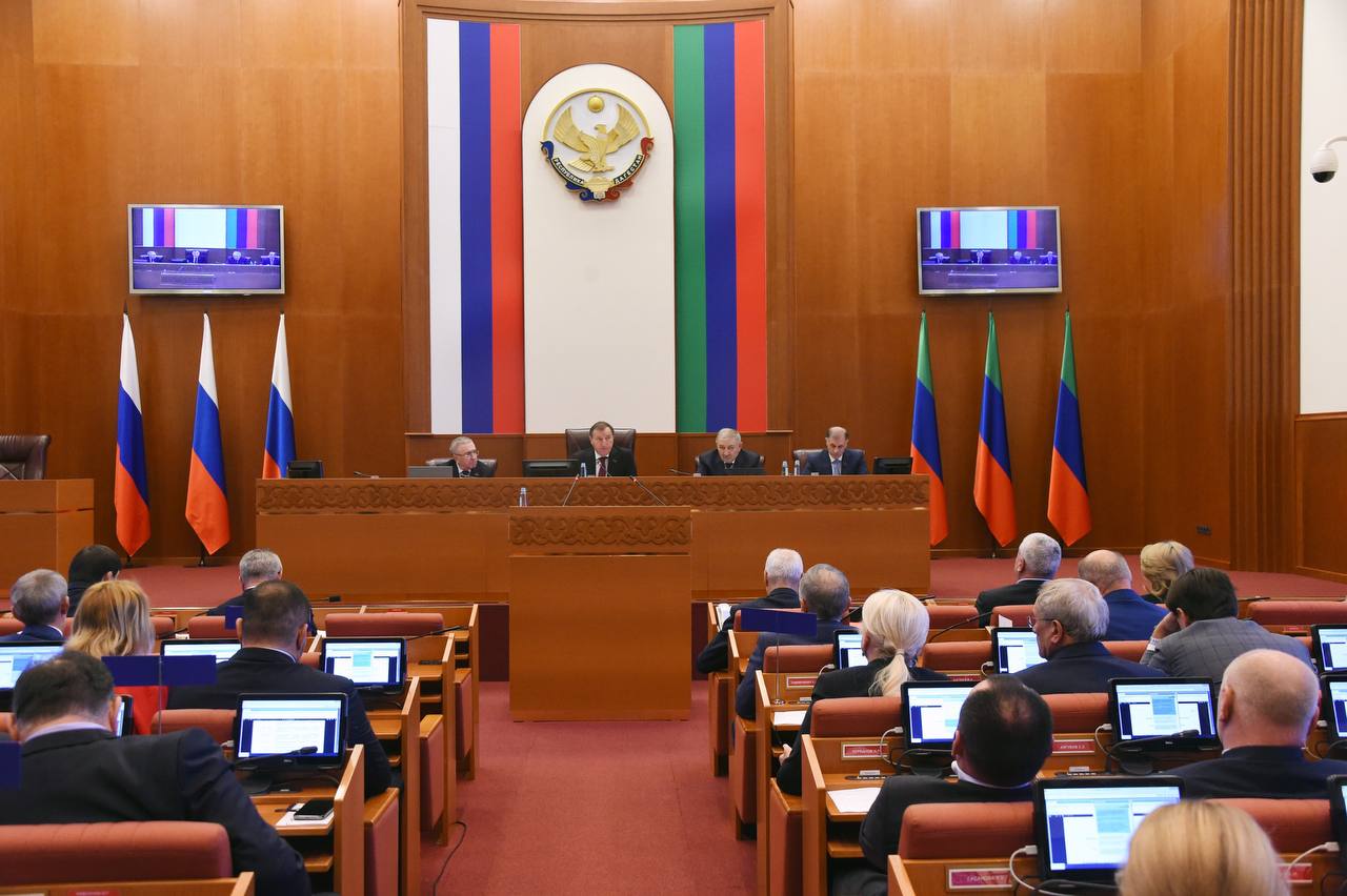 В первом чтении приняли проект закона О проведении на территории Республики Дагестан эксперимента по предоставлению услуг гостевых домов Законопроект позволит легализовать гостевые дома в частных домах чтобы их владельцы могли работать официально платить налоги и развивать свой бизнес В последние годы к нам приезжает все больше туристов и нам нужно создавать для них комфортные условия В результате бюджет республики будет получать дополнительные доходы а туристы больше качественных вариантов для отдыха