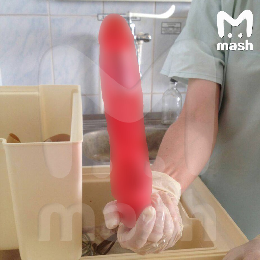 В Уфе дилдо вероломно напал на мужчину Его пришлось госпитализировать Пострадавший рассказал что он и его жена развлекались в постели с 30 сантиметровой силиконовой игрушкой Когда закончили супруга ушла в ванную вернулась и обнаружила дилдо в муже Жертва убеждает что резиновый член сам заполз в него плотно там зафиксировался Дилдо удалось достать без травм banki oil