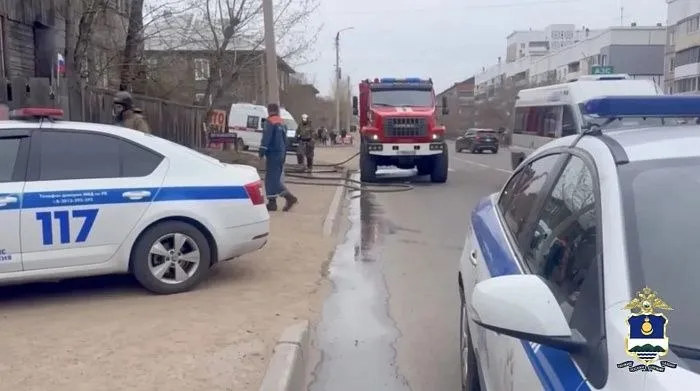 В Улан Удэ инспекторы ДПС спасли семью и женщину с котом из горящего дома Сотрудники отдельного специализированного батальона дорожно патрульной службы Госавтоинспекции МВД по Республике Бурятия старшие лейтенанты полиции Александр Иванов и Максим Бадмацыбиков оказали помощь семье и женщине с котом выбравшимся из горящего двухэтажного дома Инцидент произошел 8 мая в Улан Удэ сообщает МВД по Бурятии В тот день инспекторы оформляли дорожно транспортное происшествие на улице Гагарина когда к ним подбежал взволнованный мужчина и сообщил о пожаре в соседнем жилом доме Полицейские немедленно направились к месту происшествия вызвав пожарных и скорую помощь Прибыв к деревянному двухэтажному строению они увидели что квартира на первом этаже охвачена огнем а из окон доносились крики о помощи Не теряя ни минуты старший лейтенант Иванов забрался на козырёк здания разбил окно и начал эвакуацию жильцов Его напарник Бадмацыбиков находился внизу помогая гражданам спускаться В результате их оперативных действий удалось спасти двух женщин двух дочерей одной из них и кота по кличке Иннокентий Все они были выведены на безопасное расстояние до приезда пожарных После того как огнеборцы начали тушить пожар инспекторы ДПС обеспечили беспрепятственный проезд спецтехники и регулировали движение по дороге у горевшего дома Благодаря слаженным действиям полицейских и спасательной службы никто не пострадал Убедившись что жизни и здоровью граждан ничего не угрожает сотрудники ДПС вернулись на маршрут патрулирования Жильцы дома выразили им свою благодарность пожелав крепкого здоровья и спокойной службы
