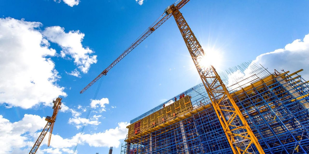 На Ходынском бульваре начали строить офисное здание Новое офисное здание площадью почти 77 тыс кв м появится на Ходынском бульваре на севере Москвы в 2029 году Оно будет расположено в 6 минутах ходьбы от станции1   ЦСКА БКЛ  Бизнес центр возведут в рамках третьей очереди строительства крупного офисного квартала В L образном здании спроектировали 28 офисных этажей где создадут 50 тыс кв м деловых помещений свободной планировки Резиденты могут трансформировать пространство под свои цели и нужды   отметил заммэра Москвы по вопросам градостроительной политики и строительства Владимир Ефимов О центре   двусветные пространства вестибюля двухуровневый подземный паркинг офисы со 2 по 28 й этаж безбарьерная среда для маломобильных граждан облицовку фасада выполнят с помощью витражного остекления для ограждения террас используют закаленное стекло прилегающую территорию озеленят деревья кустарники разноуровневые клумбы места для отдыха со скамейками скульптура Адрес Ходынский бульвар земельный участок 20а 1 Фото s a o m o s r u