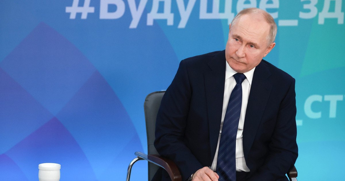 Владимир Путин подписал закон об усилении ответственности иноагентов Инициативу внесли на рассмотрение Госдумы группой депутатов ещё в июле Закон внесёт изменения в статью 330 1 Уголовного кодекса РФ Уклонение от исполнения обязанностей предусмотренных законодательством РФ об иностранных агентах Закон отменяет условие о совершении иноагентом двух административных правонарушений по статье 19 34 КоАП РФ Нарушение порядка деятельности иностранного агента в течение одного года для наступления уголовной ответственности оно заменяется однократным нарушением КоАП РФ Уголовная ответственность наступит для лиц совершивших данное преступление и уже имеющих судимость за уклонение от исполнения обязанностей предусмотренных законодательством об иноагентах По словам Вячеслава Володина это нужно для защиты интересов граждан и обеспечения безопасности государства Те кто не соблюдает наши законы в том числе находясь за границей должны отвечать за свои действия по всей его строгости подчеркнул председатель Госдумы