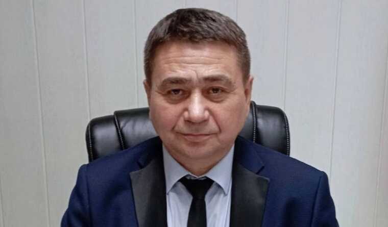 Главу округа в Пермском крае заперли в машине силовиков, администрацию штурмует ОМОН. С самого утра здание мэрии в посёлке Кочево оказалось в осаде: Следственный комитет и ОМОН проводят обыски. Глава Кочевского округа Александр Юркин уже несколько часов находится в машине силовиков — в администрацию его так и не пустили. По данным источников, внимание СК связано с махинациями при переселении граждан из аварийного жилья и закупке квартир для детей-сирот. Ещё в 2022 году краевое управление жилищных программ указывало Юркину на недопустимое качество жилья, но тот проигнорировал претензии. Информация была передана в прокуратуру и СК, где, судя по всему, теперь решили действовать. Источник: ВЧК-ОГПУ
