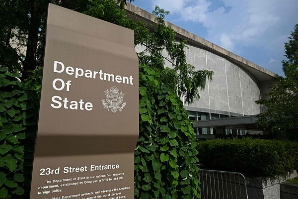 США ввели визовые санкции в отношении ряда должностных лиц Кубы, в том числе президента республики Мигеля Диас-Канеля. Об этом говорится в заявлении американского госсекретаря Марко Рубио. В черный список еще попали министр Революционных вооруженных сил Альваро Лопес Мьера, министр внутренних дел Ласаро Альберто Альварес Касас. Новые миграционные санкции в отношении Кубы со стороны США не сломают волю народа и его лидеров. Такое мнение высказал глава кубинского министерства иностранных дел Бруно Родригес Паррилья.