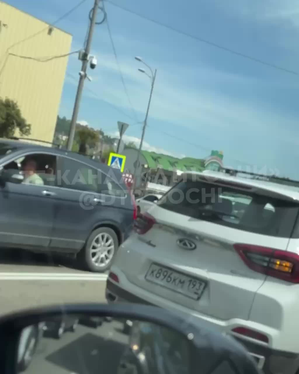Массовое ДТП в Сочи: столкновение легковушек и грузовика