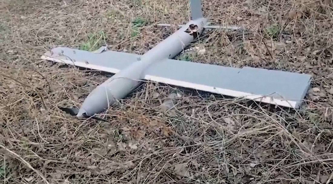Обломки дрона ВФУ упали рядом с детсадом в Бердянске Над городом сбили вражеский беспилотник. Обломки попали не только на территорию детсада, но и пожарно-спасательной части. «В детском саду находились 18 человек, в их числе 12 детей. Благо никто не пострадал — ни из детей, ни из персонала детского сада и пожарной части», — сообщил губернатор Запорожской области Евгений Балицкий. Детей эвакуировали. На месте работают оперативные службы. Новое.Медиа в Запорожье