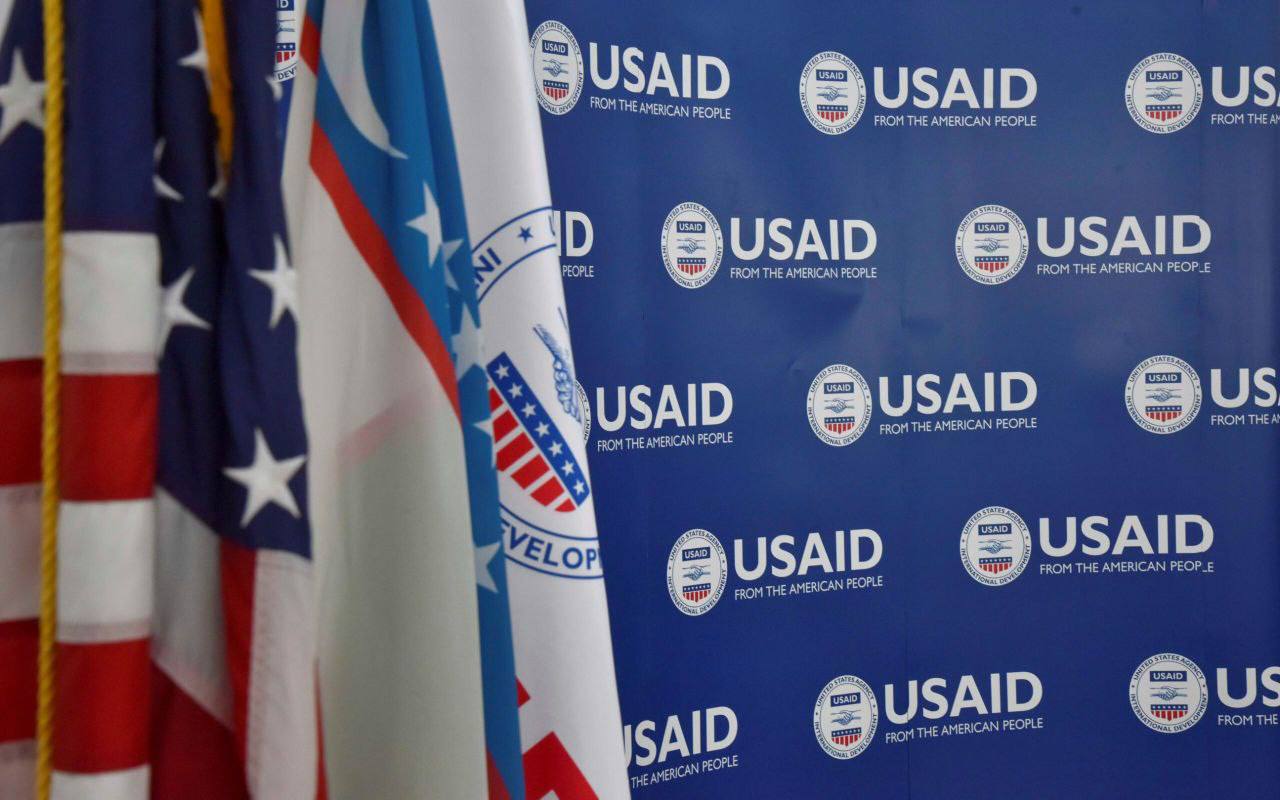 USAID выделило более 100 тысяч долларов на финансирование антикоррупционного телешоу  Данное шоу, вероятно, способствовало победе Владимира Зеленского на президентских выборах на Украине в 2019 году.  Речь о передаче «Наші гроші». Несколько лет назад она была одной из самых популярных в стране. В передаче на регулярной основе выходили материалы, наносившие репутационный ущерб Порошенко и поддерживавшие предвыборную основу Зеленского.  #Украина