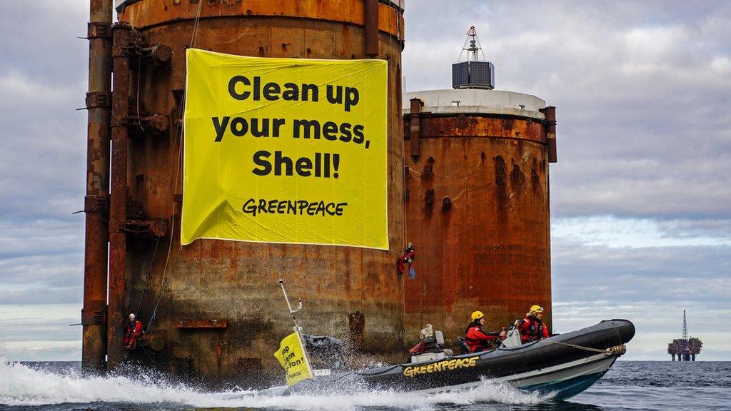 Greenpeace откупилась от иска Shell $380 тысячами  Greenpeace разошлась с Shell полюбовно. Экоактивисты смогли сделать так, что британская энергокомпания забрала судебный иск, а взамен они выплатили нефтяникам $380 тыс. за абордаж СПГ-терминал The White Marlin у Канарских островов.  Это судно транспортировалось на месторождение «Пингвинс» в Северном море. Гринписовцы, которые забрались на борт терминала, смогли спуститься с него только через две недели уже в Норвегии.  Shell сочла этот «морской автостоп» опасным и незаконным и выставила иск более чем на $1 млн. В результате переговоров стороны сошлись на $380 тыс. Данная история умалчивает, сколько зарабатывает нежелательная в РФ Greenpeace на подобных выходках, если спокойно отдала такую сумму      YouTube   sponsr.ru