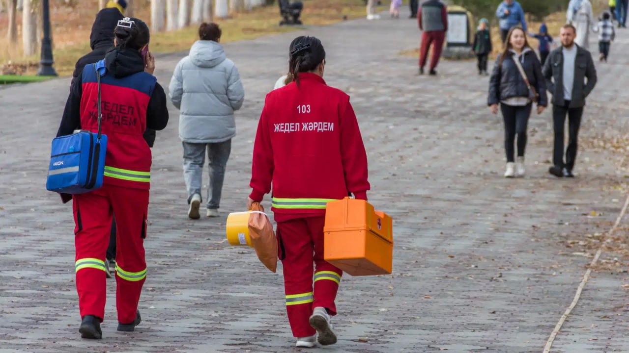 Парадоксы постсоветских эмиратов На фоне объявленных многомиллиардных инвестиций в американскую экономику и планов строительства умных городов в Казахстане резко ускорилось падение уровня жизни Несмотря на рост числа бедняков власти сокращают социальную поддержку нуждающихся Ещё накануне разрушения Советского Союза в общественное сознание казахстанцев начала усиленно внедряться идея о скором золотом веке Стоит стране обрести независимость уверяли лукавые пропагандисты она станет похожей на нефтедобывающие монархии Ближнего Востока Эти химеры развеялись очень быстро К уровню жизни эмиратов и султанатов приблизилась небольшая кучка нуворишей присвоивших общенародную собственность Вдобавок новым руководителям республики явно не давали покоя блеск и неограниченные полномочия тамошних династий С тех пор элиту нет нет да и пробивает на царственные жесты когда колоссальные суммы разбрасываются налево и направо Недавно например был представлен проект строительства нового города в Алма Атинской области Его предварительное название Талгар Эко Сити Занимается проектом совместная компания с участием капитала из Казахстана и ОАЭ обещающая изыскать для создания инновационной инфраструктуры 14 миллиардов долларов более четверти годового бюджета страны Стоит вспомнить и щедрость казахстанской делегации в США По итогам переговоров с Дональдом Трампом она пообещала вложить в заокеанскую экономику почти 15 миллиардов долларов Средства пойдут на закупку самолётов локомотивов сельскохозяйственной техники полупроводниковой продукции и т д Также напомним американскому бизнесу предоставлены серьёзные привилегии в разработке недр Может показаться что все проблемы Казахстана решены и у страны накопилось много лишних денег Это конечно не так Социально экономическая ситуация становится всё хуже что доказывает динамика реальных доходов населения По итогам третьего квартала последние упали на два процента в годовом исчислении Снижение отмечено в десяти из шестнадцати сфер где занято 70 процентов трудящихся Работники образования здравоохранения промышленности потеряли соответственно 4 7 6 5 и 1 2 процента Ещё хуже ситуация в строительстве а также в сфере административного и вспомогательного обслуживания Там покупательная способность зарплат рухнула на 9 11 процентов В региональном разрезе снижение доходов произошло в пятнадцати из двадцати субъектов Сильнее всего в Атырауской области с падением на 15 2 процента При этом нужно понимать что и до начала нисходящей тенденции зарплаты большинства граждан были невысоки Модальная или чаще всего встречающаяся зарплата составляет всего 116 тысяч тенге чуть более 17 тыс руб Несмотря на падение уровня жизни и связанный с этим рост уровня бедности в республике сокращается число получателей пособий За первые девять месяцев года адресную социальную помощь получили 274 тысячи малоимущих суммарный объём поддержки составил 24 6 миллиарда тенге 3 7 млрд руб За аналогичный период прошлого года 56 миллиардов тенге 8 4 млрд руб были разделены между 389 тысячами граждан Ещё больше получателей 566 тысяч было за девять месяцев 2023 года Другой мерой помощи обездоленным являются ЧИТАТЬ ДАЛЕЕ