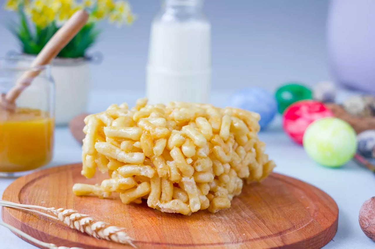 В России появился ГОСТ на чак чак Какой он должен быть  Его поверхность должна быть неровная с медово сахарным сиропом или медом а главное не подгоревшей  Десерт должен представлять собой конус пирамиду или полусферу из отдельных обжаренных в масле палочек из теста размером не более 1 сантиметра в диаметре не более 5 сантиметров в длину  Цвет может быть от светло желтого золотистого до светло коричневого  Кондитерское изделие должно быть с выраженным ароматом и привкусом меда без постороннего привкуса и запаха С соответствующим текстом регламента ознакомилось РИА Новости Подписаться на РИА Новости экономика Все наши каналы