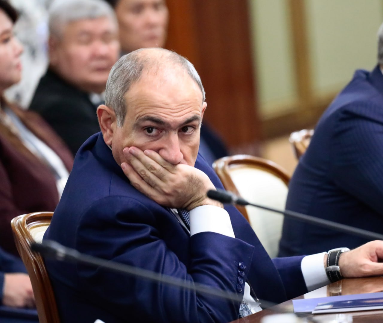 На фоне конфликта с церковью Пашинян предложил политическим оппонентам наложить вето на оскорбления. Отказаться от них он предложил с 1 по 5 июля. При этом политик пообещал начать с себя. Вот небольшой список высказываний премьер-министра Армении и его супруги по отношению к оппозиции и священослужителям: 1 дураки; 2 блохи; 3 маньяки-извращенцы; 4 также Пашинян обещал главе ААЦ доказать, что он не делал процедуру обрезания.