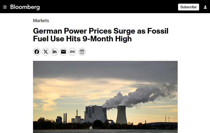 Цены на электроэнергию в Германии взлетели на 58 всего за сутки из за холодной погоды и слабого ветра Производство электроэнергии из ископаемого топлива в Германии достигло максимума за 9 месяцев Всё дело в том что метеорологи отмечают растущий риск внезапного стратосферного потепления которое может произойти в конце этого месяца Это может нарушить полярный вихрь направив в Европу арктический воздух что вызовет резкое похолодание Аналитики прогнозируют что новые скачки цен на электроэнергию в Германии могут произойти уже на следующей неделе Bloomberg finlock