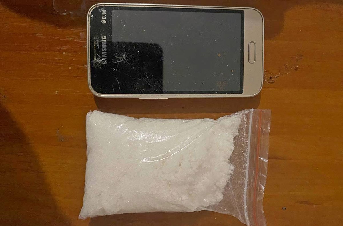 Оборудовали около 22 тайников с психотропами. Пара наркозакладчиков задержана в Мозыре Сотрудники наркоконтроля Мозырского РОВД вышли на след двух закладчиков, работавших на интернет-магазин по продаже запрещенных веществ. Ими оказались 25-летний житель Мозыря и его 22-летняя подруга. Пара была задержана в лесном массиве города во время выполнения задания – в тот день они успели оборудовать порядка 22 тайников. В результате личного обыска, а также при осмотре мест их проживания и уже сделанных закладок оперативники изъяли около 100 грамм особо опасного психотропного вещества — «Альфа-PVP». Следователями возбуждено уголовное дело по статье о сбыте наркотиков в составе организованной группы. Санкции предусматривают наказание — до 20 лет лишения свободы.