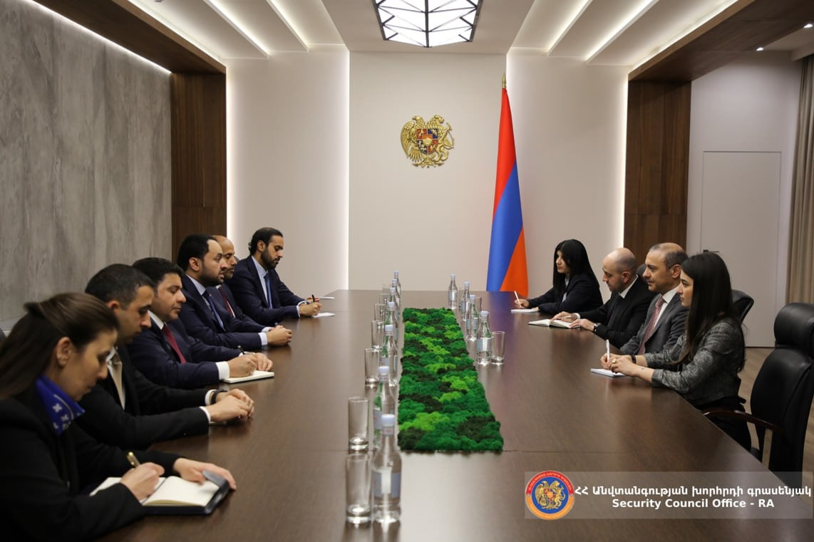 Секретарь Совета безопасности Республики Армения Армен Григорян 27 мая принял государственного министра иностранных дел Государства Катар Мохаммеда бен Абдулазиз бен Салеха Аль-Хулайфи. Армен Григорян приветствовал визит госминистра в Армению и подчеркнул важность активизации двусторонних визитов. В ходе встречи собеседники подчеркнули дружественный характер армяно-катарских отношений и подтвердили готовность к продвижению повестки двустороннего сотрудничества. Государственный министр подчеркнул готовность Государства Катар внести свой вклад в расширение сотрудничества в различных областях.