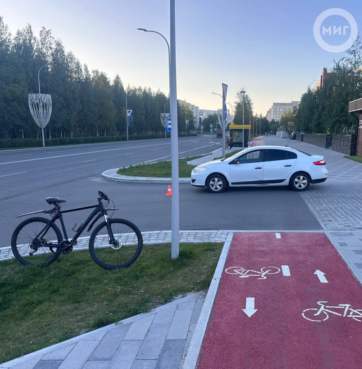 Авария с участием велосипедиста случилась в Ноябрьске  Установлено, что водитель автомобиля «Рено» при выезде с прилегающей территории не уступил дорогу велосипедисту. Последний двигался по велосипедной дорожке.   Велосипедист 1989 года рождения доставлен в горбольницу для осмотра. Подробности происшествия устанавливают сотрудники полиции.    Госавтоинспекция Ноябрьска    МИГ. НОЯБРЬСК