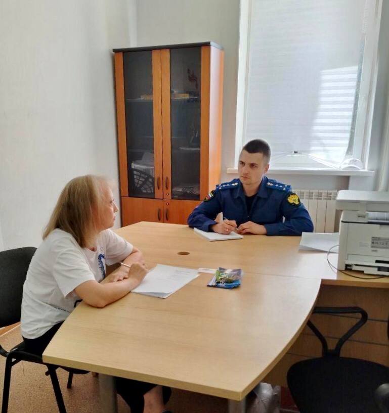 Заместителем прокурора Октябрьского района Максимом Тутубалиным совместно с представителем филиала Фонда «Защитники Отечества» проведен личный прием членов семей участников специальной военной операции в г.п. Октябрьское.  Гражданам оказана необходимая правовая помощь, даны разъяснения действующего законодательства, в том числе в сфере получения мер социальной поддержки.