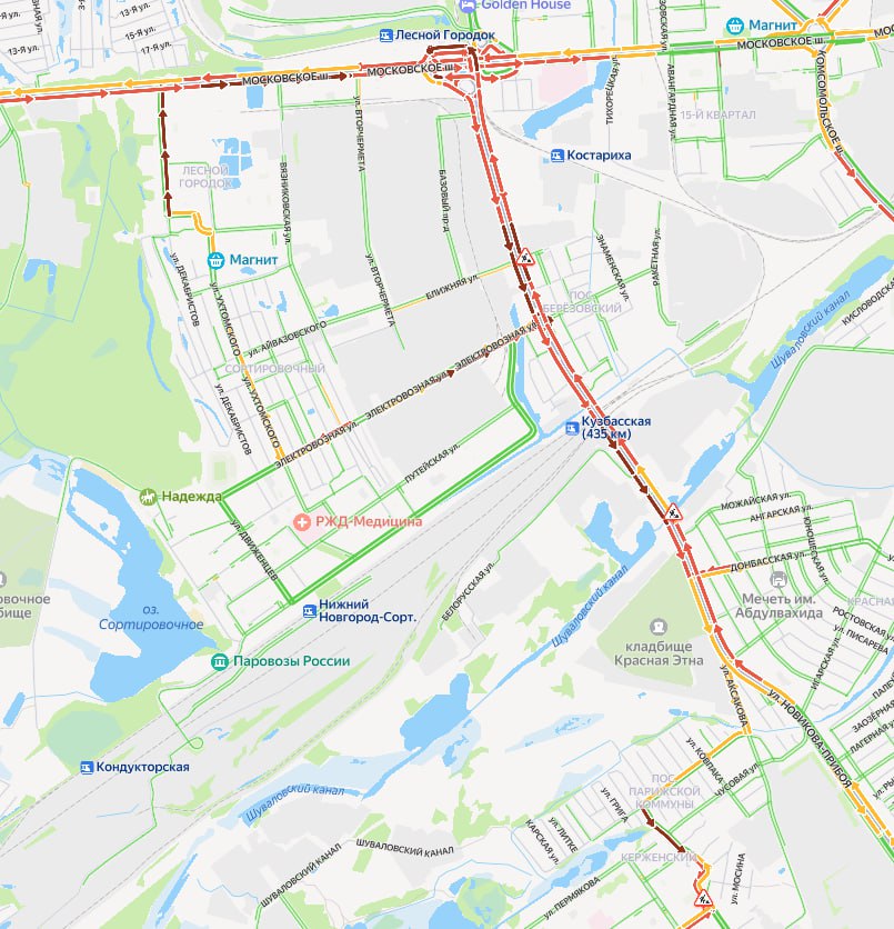 Крышу сорвало у кафе на улице Удмуртской и накрыло несколько машин. Есть ли пострадавшие — пока неизвестно. На месте образовалась пробка длиной в несколько километров в обе стороны. Подпишись Предложи новость
