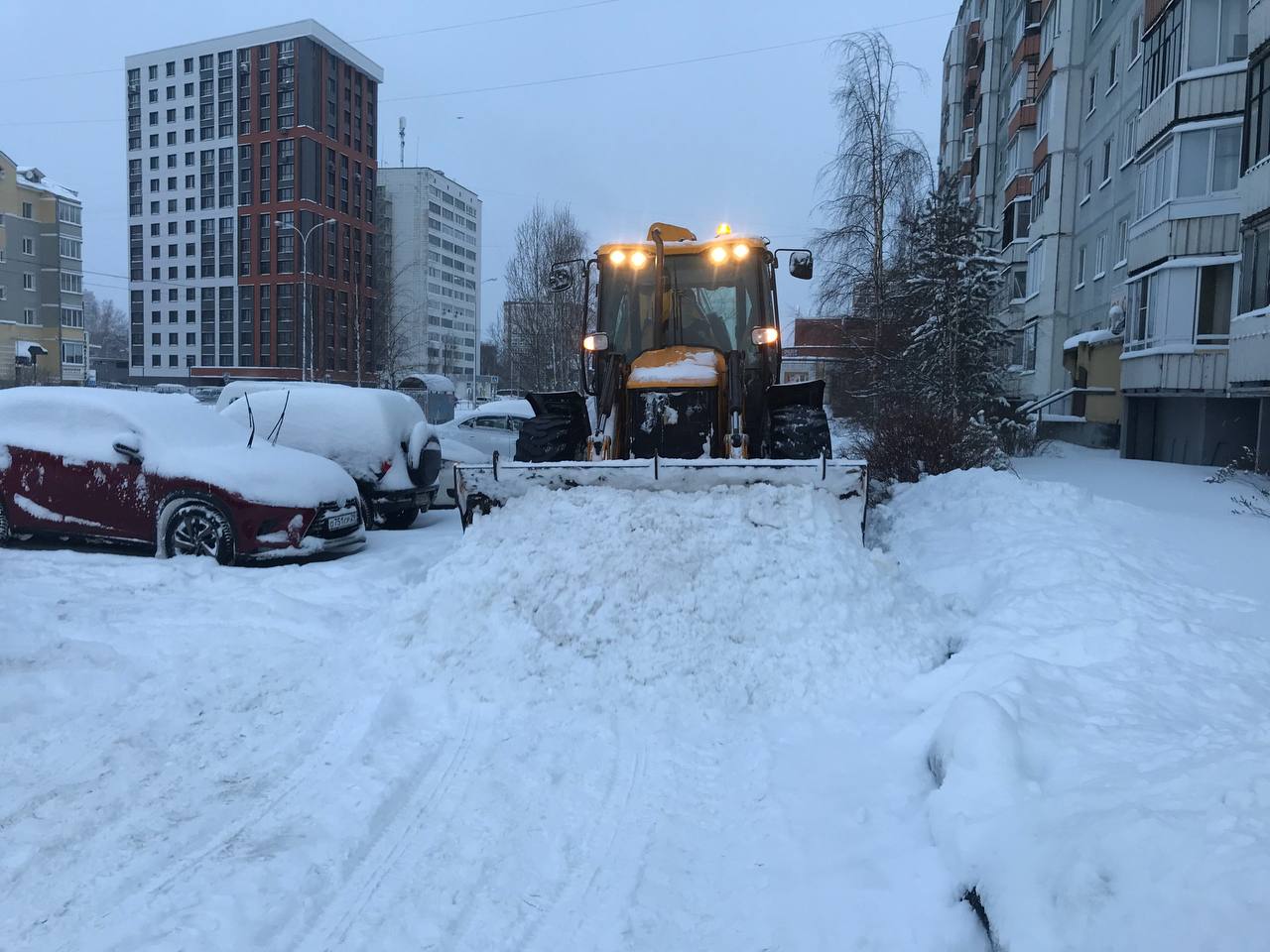 В Архангельске коммунальные службы тоже работают в усиленном режиме.    Правда, не везде уборка снега на должном уровне. Уборку внутриквартальных территорий проверил замглавы по городскому хозяйству Михаил Иванов.    Например, Соломбальский округ оказался до обеда не убран совсем.   «На сегодня моя оценка работы в Соломбальском округе неудовлетворительная. Наличие техники на бумаге присутствует, а на дорогах мы её не увидели, как и самих дорог, — всё занесено снегом, машины и горожане увязают в сугробах. К подъездам не проехать ни скорой, ни пожарной машинам. К мусорным контейнерам также проезд должен быть свободным. Мной были даны конкретные установки главе Соломбальского округа своевременно ставить задачи подрядчикам и чётко контролировать их работу», — сказал Михаил Иванов.  Как обстоят дела в вашем дворе? Делитесь фото/видео в комментах.     Архангельск №1   Прислать новость