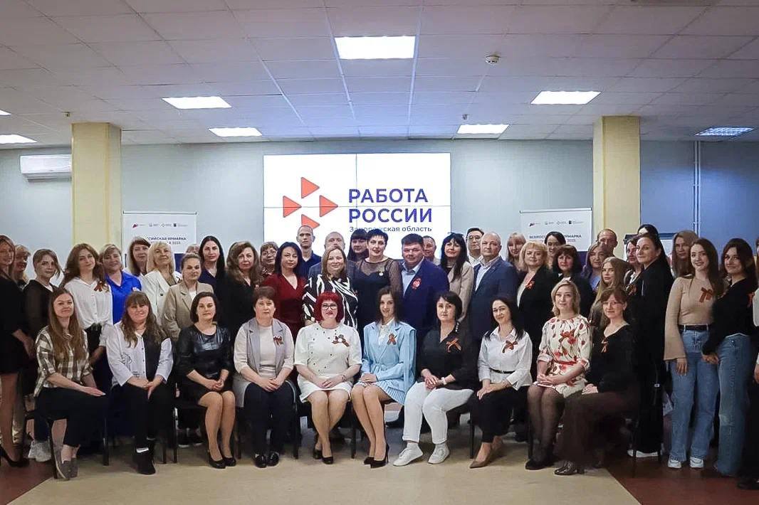 За высокий профессионализм, добросовестное исполнение служебных обязанностей, значительный личный вклад в социально-экономическое развитие региона медалью ордена «За заслуги перед Запорожской областью» и благодарностями награждены сотрудники Центра занятости населения Запорожской области. С начала работы в Центр занятости населения обратилось более 45 тысяч человек, 36 тысячам из них специалисты Центра помогли найти работу. При этом виден рост заинтересованности работодателей: около трех тысяч работодателей предоставили более 60 тысяч вакансий, и это действительно высокий результат, который помогает активно развивать экономику региона. Благодарен нашим специалистам за весомый вклад в наше общее дело, за работу на благо Запорожской области.