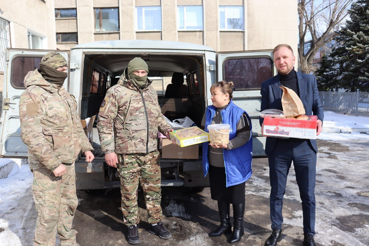 Антрацитовские единороссы передали выпечку и сладости участникам СВО в масленичную неделю  Антрацитовское местное отделение партии «Единая Россия» вышло с инициативой в масленичную неделю собрать для участников специальной военной операции выпечку и сладости. Жители муниципалитета, образовательные учреждения и первичные отделения поддержали данную инициативу и собрали все необходимое на фронт.  Сегодня председатель Совета округа, муниципальный координатор проекта «Женское движение Единой России» Виктория Сошина и первый заместитель главы округа Марат Гайсин передали все собранное участникам специальной военной операции.  ‒ Поддержка участников СВО – это наша первоочередная задача. В этой акции хочется отметить первичное отделение №15 села Бобриково. Они своими руками испекли для ребят большое количество блинов и пирожков, которые напомнят им о домашнем тепле, - рассказывает Виктория Сошина.  Бойцы с большим удовольствием и благодарностью принимали собранные сладости и выпечку.  ‒ Большая благодарность местному отделению партии и жителям муниципалитета за частичку тепла и домашнего уюта, созданную для нас. Нам очень приятно, что о нас помнят и ждут домой. Победа будет за нами!, - отмечает один из участников СВО.  Стоит отметить, что вместе со сладостями активисты передали на передовую письма, которые писали дети для солдат, изготовленные во время мастер-классов сухие души и окопные свечи, а также теплые вещи.  #ЕдинаяРоссия #ЕР81 #ЖенскоеДвижениеЕР #ZаПобеду