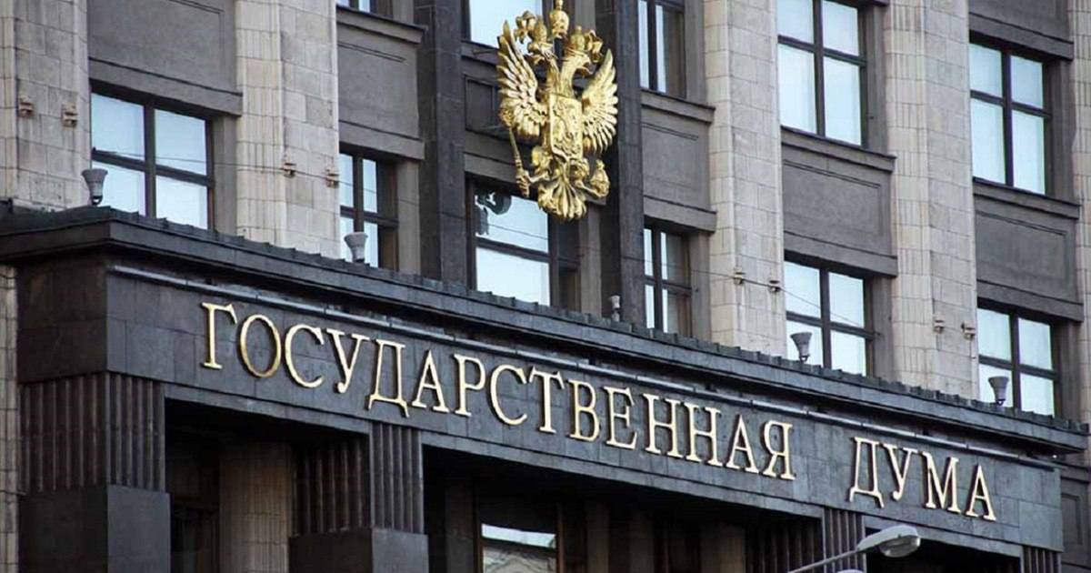 В Госдуме уволили 15 помощников депутатов после скандала с платным участием в круглых столах После проведения служебного расследования из за продажи мест на круглые столы в Думе были уволены 12 помощников Андрея Свинцова ЛДПР которые работали на общественных началах по одному помощнику депутатов Каплана Панеша ЛДПР Розы Чемерис Новые люди и Евгения Федорова Единая Россия которые работали по срочному договору Роза Чемерис подтвердила увольнение помощника но подчеркнула что сделала она это сама За мои убитые нервы добавила она