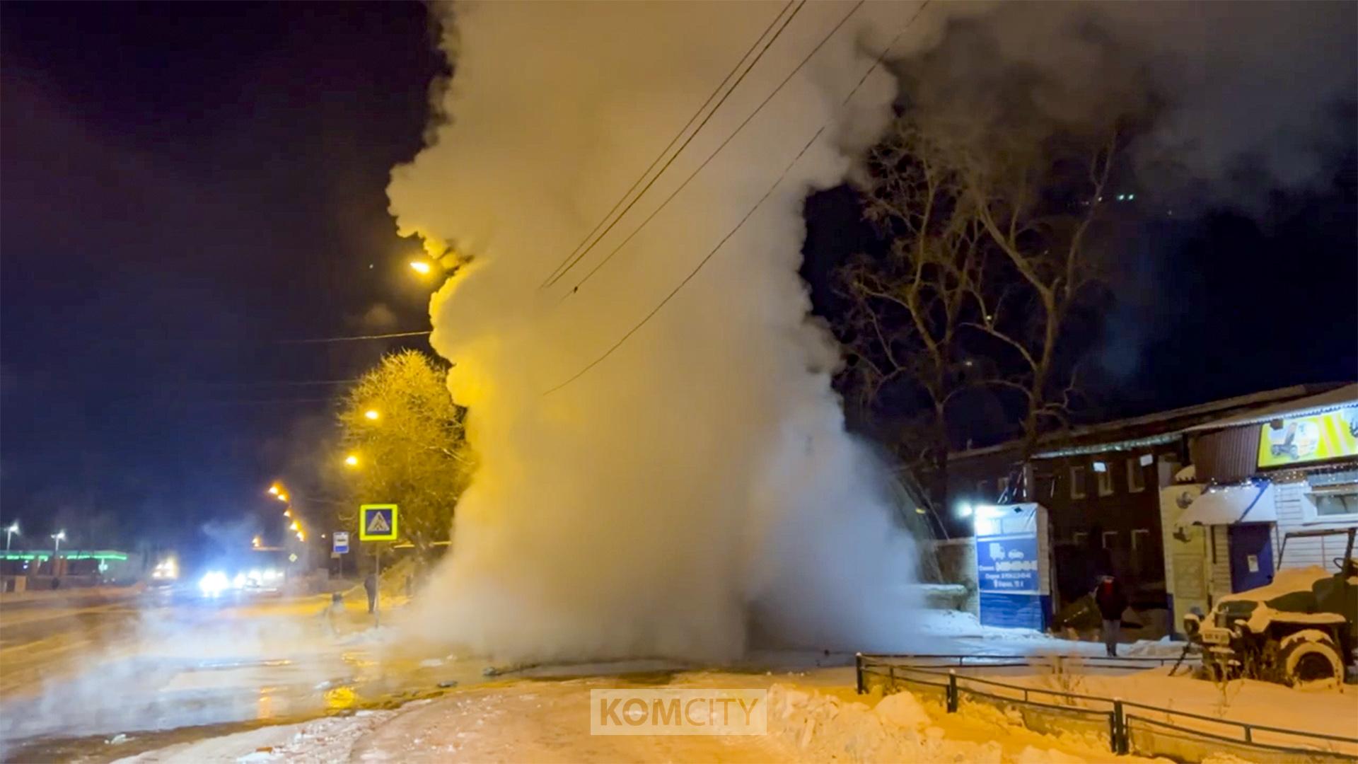 Порыв на МРЭУ — вода перекрыта, службы устраняют последствия  Глава города озвучил информацию по вечерней коммунальной аварии в районе МРЭУ. Если накануне неподалёку прорвало трубу холодной воды, то сегодня оказался повреждён трубопровод с горячей водой. Повредился он, конечно же, не просто так — ранее в ходе ликвидации предыдущей аварии коммунальщики активно чистили снег и лёд, одну кучу навалил на трубу, ведущую горячую воду к магазину, и она не выдержала.  Сейчас трубопровод перекрыт, сварщик работает в месте порыва. Воду и лёд в районе места порыва ночью будет убирать техника. Жилые дома без отопления не остались.