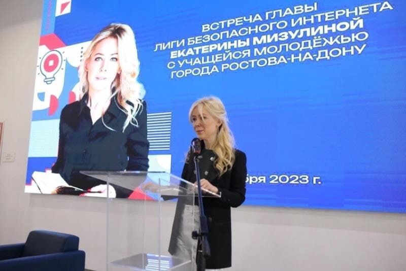 Мизулина снова едет в Ростов — в день её приезда в городе выступает SHAMAN. Глава Лиги безопасного интернета Екатерина Мизулина объявила, что направляется в донскую столицу. Видео с вокзала она выложила в своём телеграм-канале, пожелав школьникам удачи на экзаменах и добавив в конце: «Еду в Ростов». Цель визита не уточняется. Но если выезжает из Москвы, то в Ростове она появится ориентировочно уже 20 мая — в этот же день вечером в конгресс-холле ДГТУ состоится концерт SHAMAN’а. В марте Мизулина поднялась к нему на сцену во время выступления в Москве и пара официально подтвердила отношения. Между прочим, она 40 лет на 7 лет старше певца 37 лет . Предыдущий визит в Ростов состоялся в ноябре 2023 года — тогда Мизулина встречалась со студентами и школьниками. Подписаться Связь с редакцией