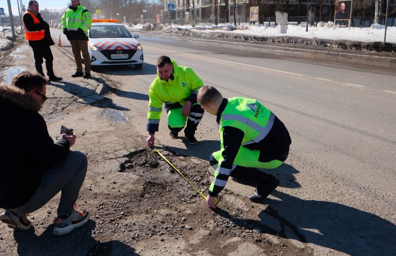 В Подмосковье ямы на дорогах будут искать с помощью ИИ   Камеры на спецтехнике и автобусах будут выявлять дефекты: ямы, мусор, проблемы с разметкой и освещением.  За 2025 год отремонтирую более 1,4 тыс. дорог. В работе – 300 региональных трасс и более 1 тыс. муниципальных дорог.    Аварийные ямы устраняют за сутки, центральные дороги ремонтируют за 3 дня, а на освещение выделены дополнительные бригады.     Также до 10 февраля приведут в порядок остановки — заменят стекла, стенки и лавочки на всех проблемных точках.   СМО Подмосковья. Подписывайтесь