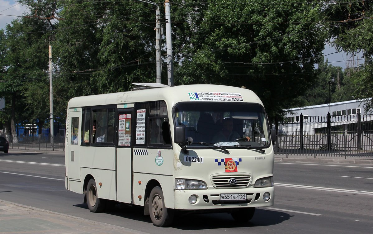 В Ростове на проспекте Шолохова появится выделенная полоса для общественного транспорта В Ростове-на-Дону планируется организация новой полосы, предназначенной исключительно для движения общественного транспорта, на проспекте Михаила Шолохова. Об этом проинформировал глава города Александр Скрябин. Начиная с 19 июля, на участке проспекта Шолохова, простирающегося от Сборного переулка до Октябрьской площади, будет функционировать дополнительная полоса, предназначенная для автобусов, троллейбусов и маршрутных такси. Вопрос выделенных полос для общественного транспорта уже долгое время остается важным для Ростова. Внедрение таких полос способствует уменьшению пробок и повышению оперативности передвижения городского транспорта. Подписаться на "Новости Ростова" Прислать новость