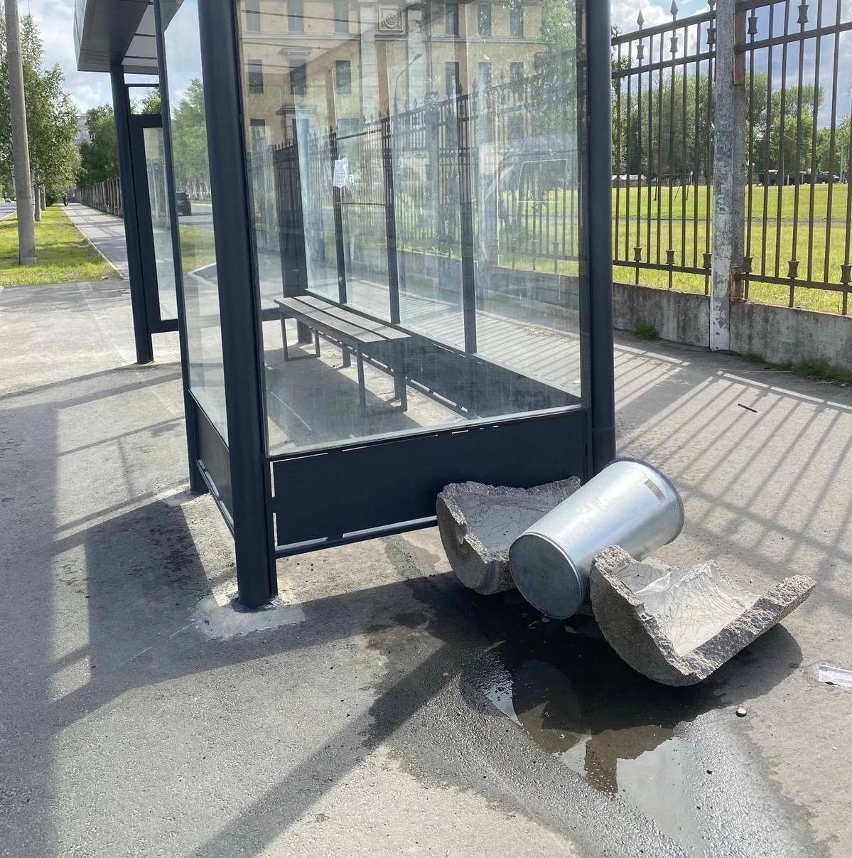 Вандалы рушат благоустроенные территории в Северодвинске Работы по благоустройству города продолжаются, но некоторые жители разрушают созданное. «Для кого мы благоустраиваем город?» — задал вопрос глава Северодвинска Игорь Арсентьев, поделившись фотографиями с места происшествия.