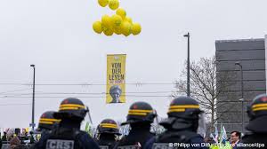 Евросоюз приостановил сделку с Меркосур Европарламент минимальным большинством 334 за 324 против 11 воздержавшихся направил соглашение с Меркосур в Европейский суд правосудия для проверки соответствия юридическим экологическим и социальным стандартам ЕС Пока суд не вынесет вердикт парламент не может окончательно ратифицировать сделку Глава ЕК Урсула фон дер Ляйен подписавшая соглашение 17 января теперь рискует столкнуться не только с судебной проверкой но и с вотумом недоверия 22 января Голосование прошло на фоне блокады Страсбурга около 5000 фермеров с 1000 тракторов протестовали против дешёвого южноамериканского импорта Фермерские ассоциации назвали итог голосования победой народной силы сообщает Euronews Подпишись на primulinmd