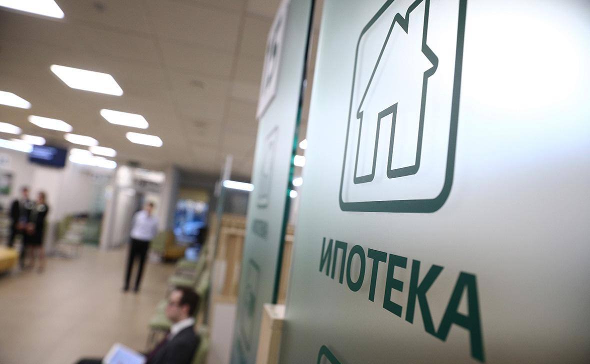 Банки начали реагировать на снижение ключевой ставки ЦБ меняя условия по ипотеке Сразу трое Альфа Банк Совкомбанк и Примсоцбанк сегодня снизили ставки по рыночной ипотеке Альфа Банк на 1 п п до 18 99 по первичке и вторичке зависит от суммы взноса и страховок Совкомбанк до 20 49 Примсоцбанк на 0 7 п п по рыночной ипотеке до 19 5