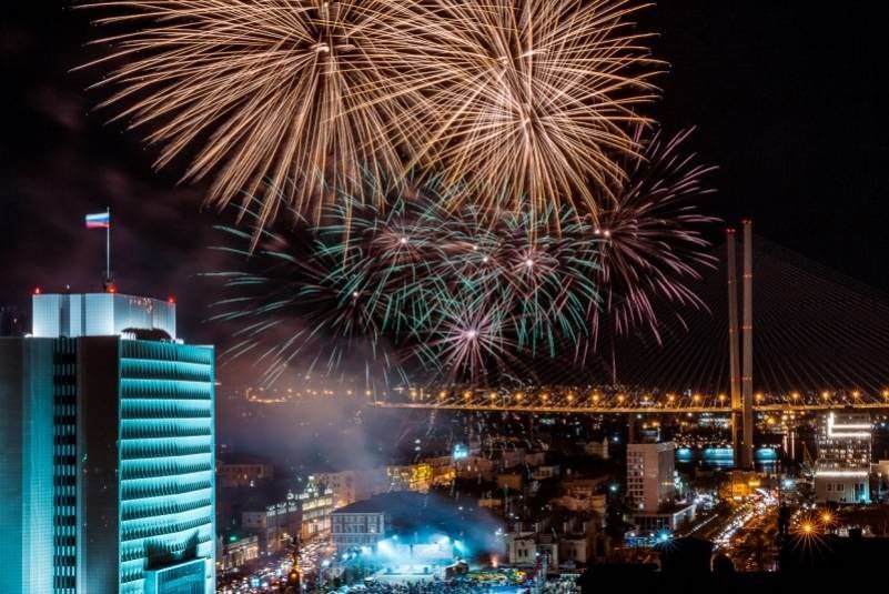 На празднование 165-летия Владивостока администрация выделила 45,37 млн рублей В этом году на организацию праздника в честь 165-летия Владивостока городские власти выделили 45 378 750 рублей соответствующий запрос размещён на сайте госзакупок . Почти 1/4 этой суммы планируют потратить на концерт – около 2 млн на режиссёрскую группу, 3 млн рублей на выступление местных групп и 6 млн рублей на хедлайнера - популярного артиста, который является главной звездой вечера. Имя звезды или звездной группы пока не известно. VL Pro NEWS - подпишись, это интересно
