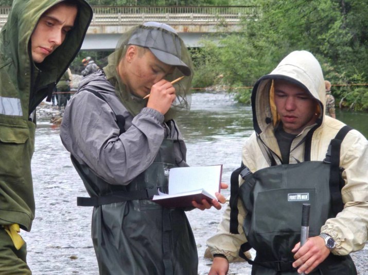 Будущие гидрологи МГУ исследовали Колыму и мерзлоту на Севере Студенты геофака МГУ прошли полевую практику в Магаданской области, изучая реки и наледи в верховьях Колымы. На стационаре у поселка Усть-Омчуг они измеряли расход воды, брали пробы и анализировали мерзлоту. Кроме науки, ребята пообщались со школьниками и узнали больше о регионе. Их работа поможет понять, как меняются северные ландшафты. Источник