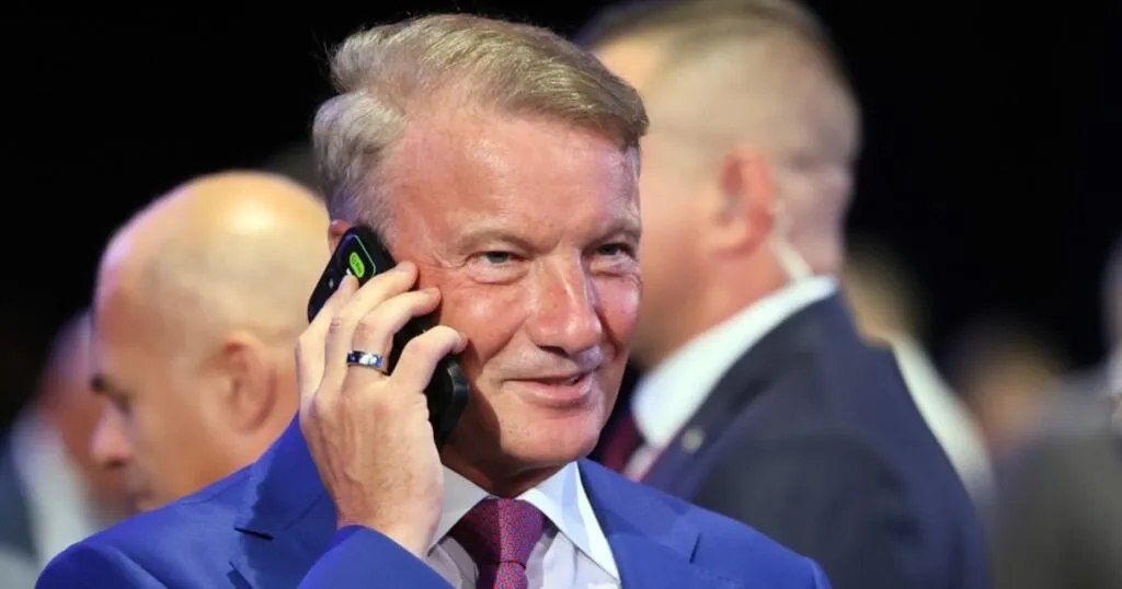 Греф спрогнозировал ослабление рубля к концу года Герман Греф заявил что рубль может ослабеть к концу 2025 года на фоне снижения ключевой ставки Глава Сбербанка Герман Греф допустил ослабление курса рубля к концу 2025 года в случае дальнейшего снижения ключевой ставки Центробанком Об этом он заявил на пресс конференции в рамках Восточного экономического форума во Владивостоке Если будет снижение ставок я думаю что будет плавное